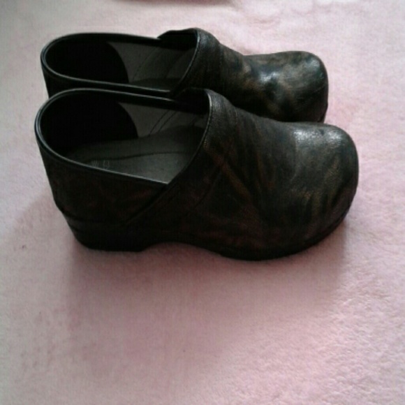Like new! Dansko shoes 😊 MAKE OFFER 😊 - Picture 3 of 6